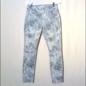 Good American Cloud Tye Dye Frey Hem Skinny Jeans